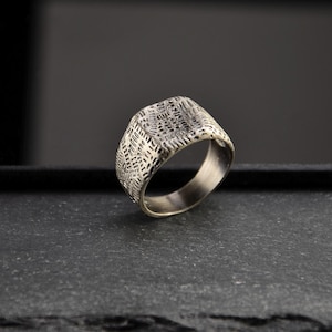 Anillo de sello cuadrado de plata oxidada para hombre: patrón de cuadrícula texturizado con muescas jeroglíficas en relieve: regalo para novio, regalo de cumpleaños