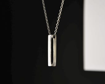 Collar de barra de plata de ley oxidada: colgante geométrico hecho a mano