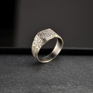 Anillo de sello cuadrado de plata oxidada para hombre: patrón de cuadrícula texturizado con muescas jeroglíficas en relieve: regalo para novio, regalo de cumpleaños para él