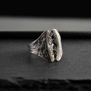 Anillo texturizado brutalista para hombre - Anillo de plata esterlina oxidada hecho a mano - Joyería rústica - Regalo para él - Regalo para novio - Regalo de cumpleaños