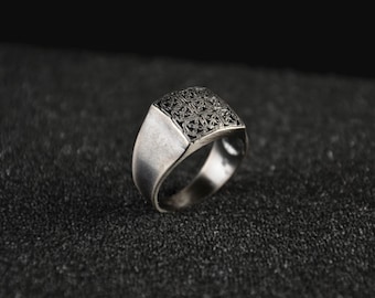 Anillo geométrico de plata de ley oxidada - Joyería artesanal hecha a mano