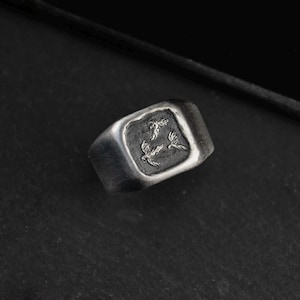Oxiderad sterlingsilverring med fåglar: Naturinspirerad design