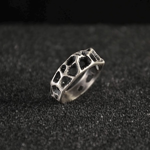 Anillo de plata oxidada texturizada para hombre - Joyería rústica orgánica - Regalo para novio - Regalo para novia - Regalo para ella - Regalo de cumpleaños