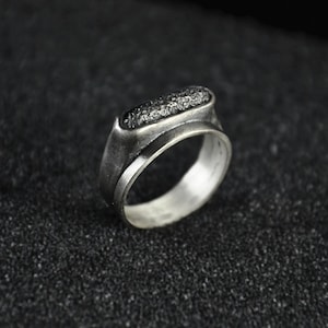 Anillo de plata con diseño ovalado texturizado hecho a mano para hombre - Joyería de plata oxidada - Regalo para él - Regalo para ella - Regalo de cumpleaños