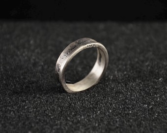 Anillo de plata de ley oxidada hecho a mano: banda rústica texturizada