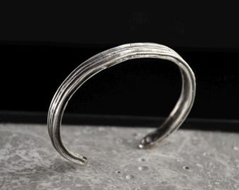 Oxidiertes Silber Manschettenarmband - Handgemachter rustikaler brutalistischer Armreif