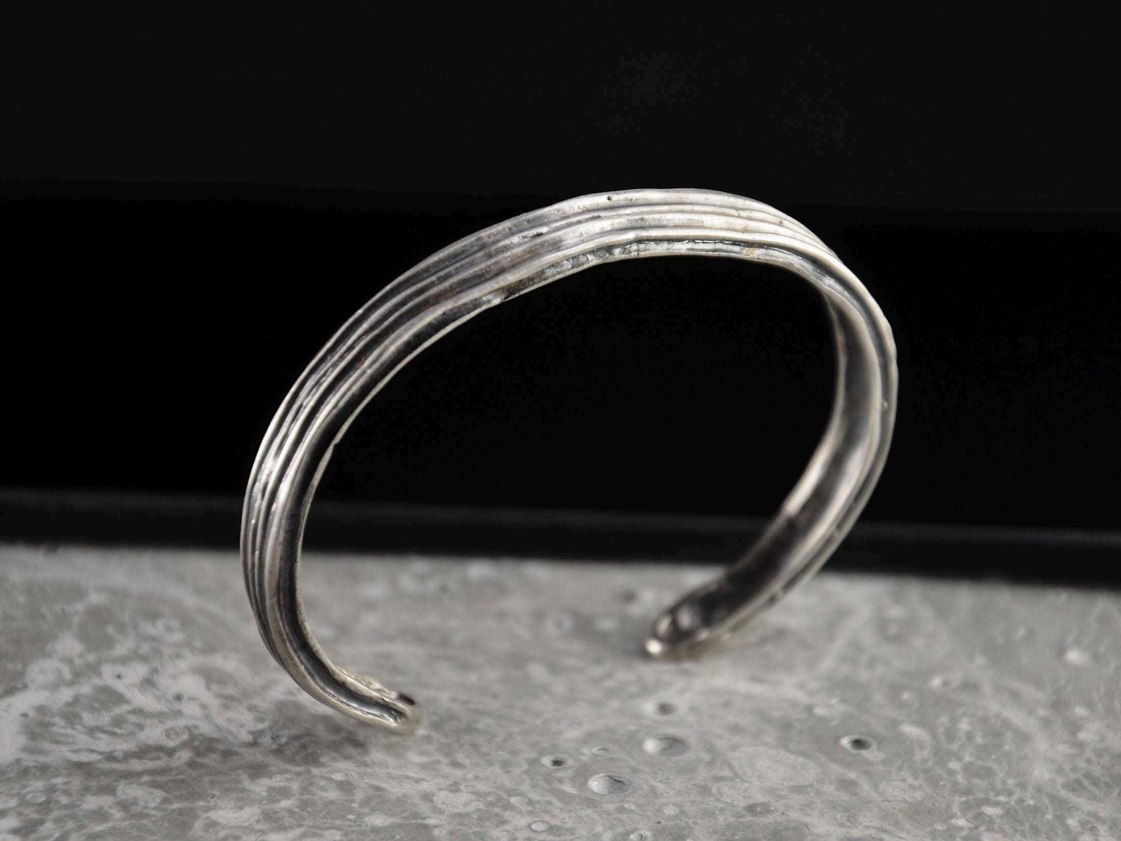 酸化シルバーのカフブレスレット - ハンドメイドの素朴なブルータ