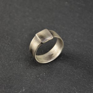 Anillo minimalista de plata oxidada - Anillo de plata esterlina hecho a mano - Joyería rústica vintage - Regalo de cumpleaños - Regalo para novio - Regalo para novia