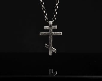 Collar de cruz ortodoxa hecho a mano en plata de ley 925: joyería religiosa rústica oxidada para hombre.