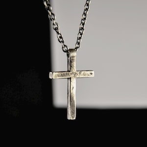 Minimalistische brutalistische zilveren kruishangerketting - geoxideerd sterlingzilver - Handgemaakte christelijke sieraden voor hem - Vaderdagcadeau