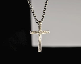 Minimalistische brutalistische geoxideerde sterlingzilveren kruishangerketting - handgemaakte christelijke sieraden - verjaardagscadeau voor hem en haar