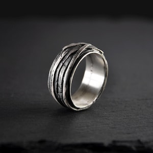 Anillo de plata texturizado rústico hecho a mano para hombre - Joyería de plata brutalista oxidada - Regalo para él y para ella - Regalo para novio - Regalo de cumpleaños