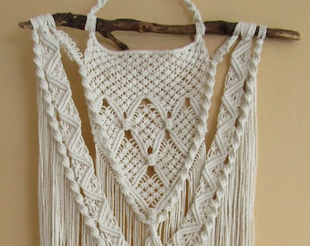 Biała makrama ścienna wisząca „Neckline” - mała makrama ścienna