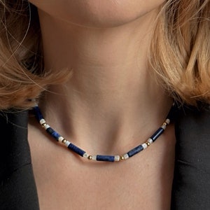 Donkerblauwe elegante ketting, lapis lazuli-edelsteenchoker, schelpkralenketting, amuletsieraden voor afgestudeerde