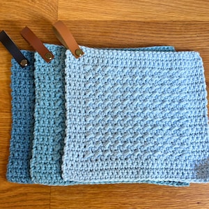 Agarraderas de crochet con punto musgo de mezclilla reciclada hechas a mano (juego de 2)