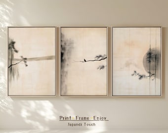 Könnte beinhalten: Drei gerahmte Kunstdrucke mit Japandi-Thema. Jeder Druck zeigt eine minimalistische Landschaft in Beige-, Grau- und Schwarztönen. Das Kunstwerk zeigt Bäume, einen Vogel und eine Sonne, mit dem Text "Print Frame Enjoy" und "Japandi Touch".