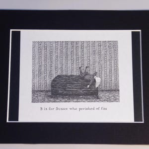 Può includere: Illustrazione in bianco e nero di una persona sdraiata su un divano scuro e strutturato. L'immagine è incorniciata con un passe-partout bianco e un bordo nero. Il testo in basso recita "S is for SUSAN who perished of fits."