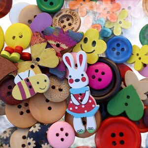 100pcs Mixed Multicolor Woods Sewing Buttons.