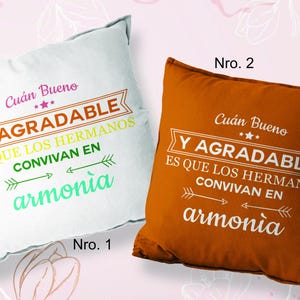 Puede incluir: Dos cojines cuadrados decorativos. Uno es blanco, el otro es marrón anaranjado. Ambos cojines tienen el texto en español "Cuán Bueno Y AGRADABLE ES QUE LOS HERMANOS CONVIVAN EN armonia" en varios colores y fuentes.