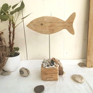 Fisch auf Holzbalken, Dekofisch auf Sockel, Holzfisch, maritime Deko, Deko mit Muscheln und Treibholz, Landhaus Tischdeko aus Holz, Geschenk