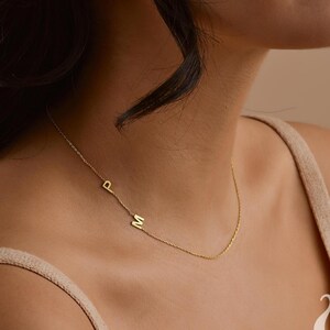 Collar con inicial personalizado para mamá: joyería personalizada con letras laterales en oro, plata y rosa. Regalo para el Día de la Madre. Collar con inicial familiar.