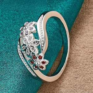 Könnte beinhalten: Rustikales Holzschild mit dem weißen Schriftzug "Welcome to our home". Das Schild hat eine Used-Optik und ein schlichtes, einladendes Design für die Haustür.