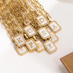 Collar con colgante de concha con letras de la A a la Z de acero inoxidable personalizado para mujer: dije cuadrado con inicial único, regalo de joyería personalizado