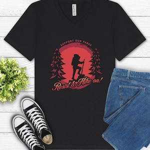 Camiseta con cuello en V "Apoya nuestros parques", ¡Resiste y camina! Camiseta sutil anti-Trump, Camiseta de Parques Nacionales de ALT, Camiseta de Parques de EE. UU., Camiseta "Desfinanciar a Doge"