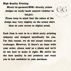 Puede incluir: Texto sobre un fondo crema que detalla el proceso de impresi&oacute;n de prendas. Explica la impresi&oacute;n directa sobre la prenda, las variaciones de color y la pol&iacute;tica de devoluciones y cambios. Un logotipo circular con el texto "Goddess Grove Gifts" est&aacute; en la esquina superior derecha.