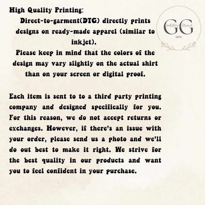 Puede incluir: Texto sobre un fondo crema que detalla el proceso de impresi&oacute;n de prendas. Explica la impresi&oacute;n directa sobre la prenda, las variaciones de color y la pol&iacute;tica de devoluciones y cambios. Un logotipo circular con el texto "Goddess Grove Gifts" est&aacute; en la esquina superior derecha.