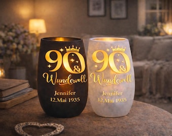 Personalisiertes Windlicht zum 90. Geburtstag – Geschenk für Oma-Opa – Graviertes Teelichtglas mit Name & Datum – 90 -Wundervoll