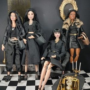 Vêtements de printemps gothiques noirs pour poupées. Tenue de tous les jours décontractée noire pour poupée. Veste en cuir noire pour poupée et costume gothique pour poupée avec détails argentés