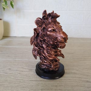 Löwenkopf Skulptur – 13 cm Jungle King Büste aus Kunstharz – Tierdekor im Bronze-Stil – Löwenbüste – Symbolisches Geschenk für Stärke und Führung