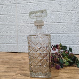 Vintage Glass Liquor Decanter – 0.5L Clear Whiskey Carafe – Etched Diamond Pattern – Barware Gift – Home Bar Decor