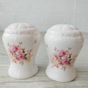Vintage Floral Salt And Pepper Shakers , Porcelain Salt And Pepper Shakers, Home Decor , Table Decor ,Serving Utensil