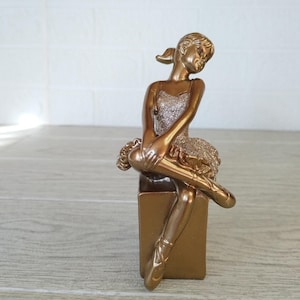 Statua di ballerina seduta, statuetta di ballerina classica, scultura di ragazza elegante, statua di ballerina romantica, decorazione artistica di danza, regalo per ballerina
