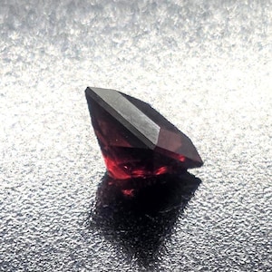 Granate piropo cromado de 2,3 ct – Piedra preciosa natural de color rojo intenso