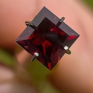 Chrome Pyrope Garnet 2.3ct – Deep Red Natural Gemstone
