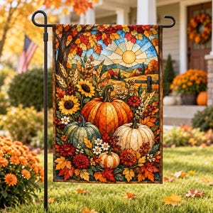 Puede incluir: Una bandera de jardín rectangular con una ilustración estilo vitral de elementos de cosecha otoñal. El diseño incluye calabazas naranjas, verdes y blancas, girasoles, bayas rojas y follaje de otoño bajo un sol brillante y cielo azul.