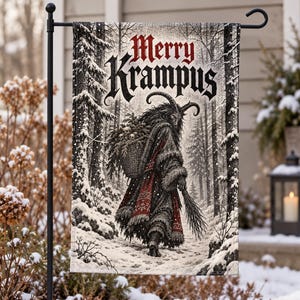 Könnte beinhalten: Eine rechteckige Gartenflagge mit einer verschneiten Waldszene und einer gehörnten Krampus-Figur, die einen Korb mit Schädeln und Tannenzweigen trägt. Der Text Merry Krampus ist oben in Schwarz und Rot auf die Flagge gedruckt.