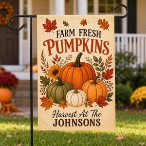 Puede incluir: Una bandera de jardín rectangular con el texto FARM FRESH PUMPKINS y HARVEST AT THE JOHNSONS. El diseño muestra un arreglo central de calabazas naranjas, verdes y blancas rodeadas de hojas de otoño, bayas y un girasol.