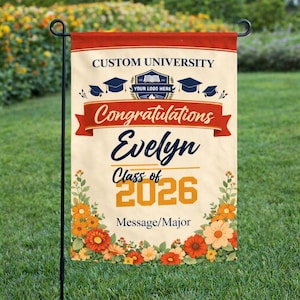 Puede incluir: Una bandera de jardín personalizada con un fondo crema, con el texto "Custom University" y "Felicitaciones Evelyn Clase de 2026". La bandera incluye un espacio para un logotipo y especialidad, y está decorada con gorras de graduación y elementos florales.