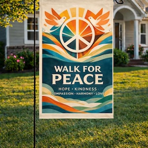 Puede incluir: Una bandera de jardín rectangular con las palabras "WALK FOR PEACE" en una pancarta verde azulado. La bandera presenta un símbolo de la paz, palomas y las palabras "HOPE, KINDNESS, COMPASSION, HARMONY, LOVE". La bandera se muestra en un soporte de metal negro.