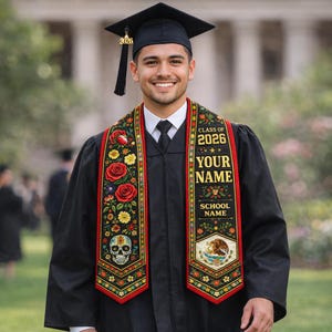 Puede incluir: Un graduado con birrete y toga negros, con una estola de graduación personalizada. La estola es negra con ribetes rojos y presenta diseños florales y de calaveras, con el texto "CLASS OF 2026", "YOUR NAME" y "SCHOOL NAME".