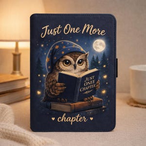 Op de afbeelding: Een marineblauwe tablethoes met een uil die een slaapmuts draagt en een boek leest. De tekst "Just One More Chapter" staat op de cover. Het ontwerp bevat een volle maan, sterren en een boslandschap.