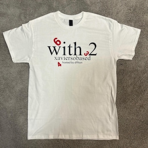 Merchandising de XavierSoBased con camiseta de 2 álbumes