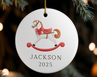 パーソナライズされたロッキングホースのオーナメント：赤ちゃんの初めてのクリスマス、保育園の装飾