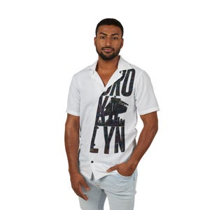 Camicia con bottoni Brooklyn NYC / Camicia con colletto Urban Camp / Grafica della mappa di New York / Moda streetwear / Camicia unisex con ponte di Brooklyn