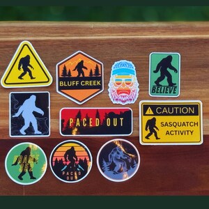 Set di adesivi Sasquatch, confezione da 10, resistenti ai graffi e alle intemperie, set di adesivi Bigfoot da 10, solidi o trasparenti, diverse dimensioni
