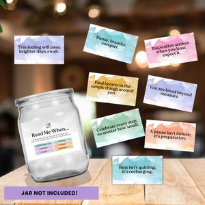 Puede incluir: Un tarro de vidrio con una etiqueta que dice "Read Me When..." y contiene pequeñas tarjetas con mensajes inspiradores. Las tarjetas tienen fondos de acuarela en varios colores, como rosa, azul, verde y amarillo. El tarro está sobre una superficie de madera.